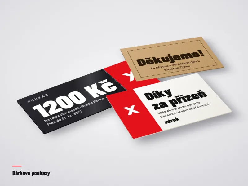Dárkový poukaz 150×150 mm vedle balíčku s mašlí