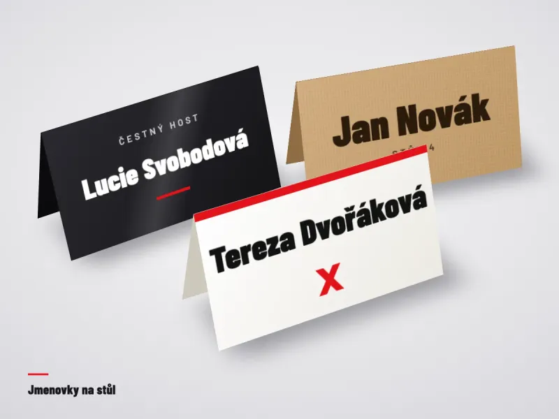 Skládaná jmenovka se jménem hosta u prostřeného místa na svatební tabuli