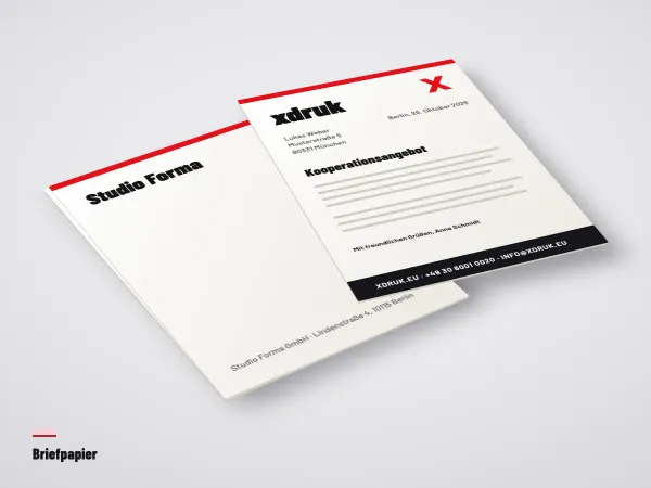 Briefpapier DIN A4 mit Logo und Firmenadresse neben einem Füller