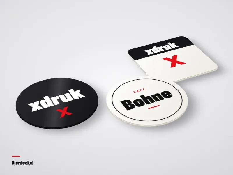 Runde bedruckte Bierdeckel, zu einem Stapel gelegt
