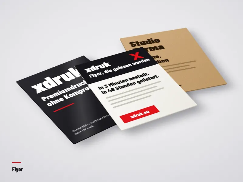 Stapel farbig bedruckter Flyer DIN A5 auf einem Holztisch