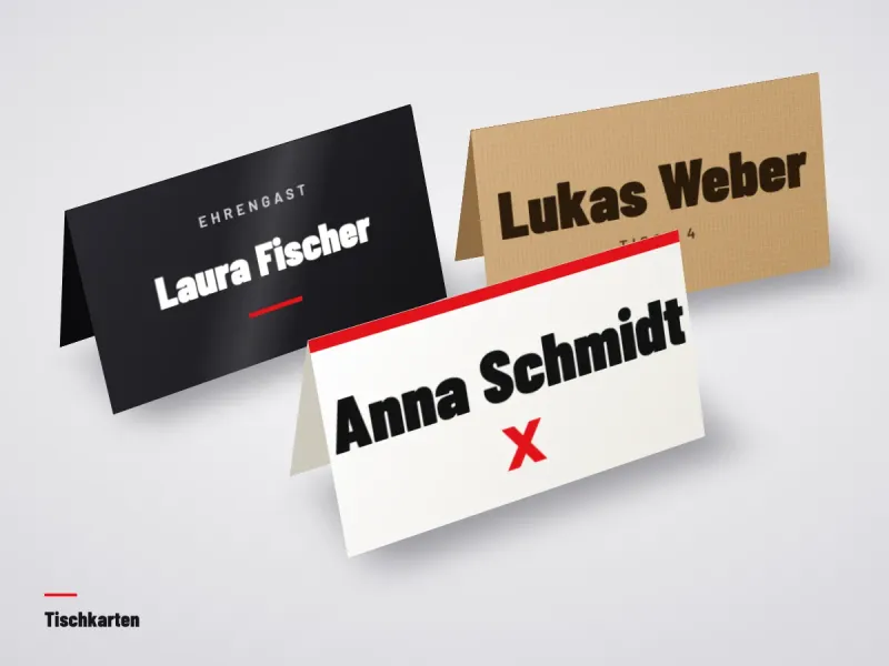 Gefalzte Tischkarte mit Gästenamen am Gedeck auf einer Hochzeitstafel