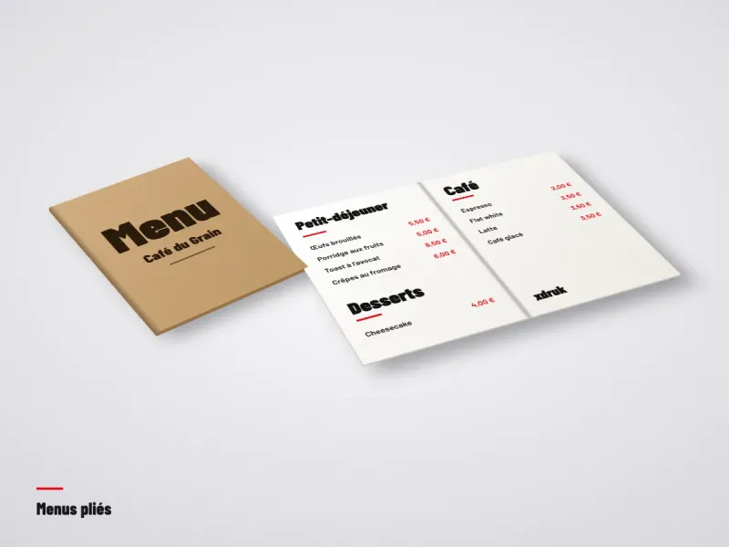 Menu de restaurant plié en deux, ouvert sur une table