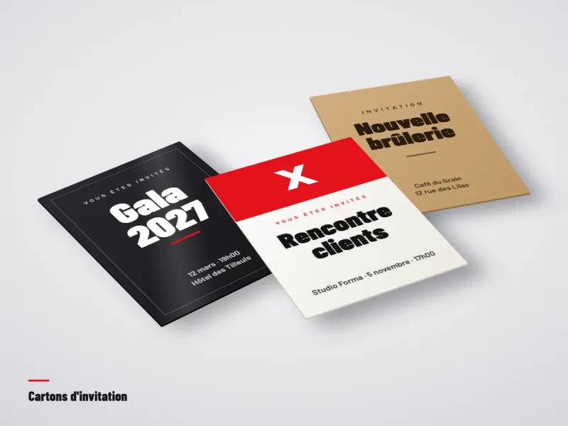 Cartons d'invitation de plusieurs formats posés sur une table à côté d'une enveloppe