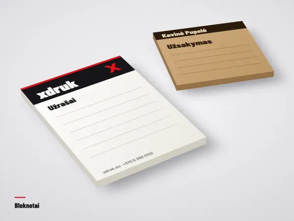 Reklaminis bloknotas su viršutiniame krašte suklijuotais lapais