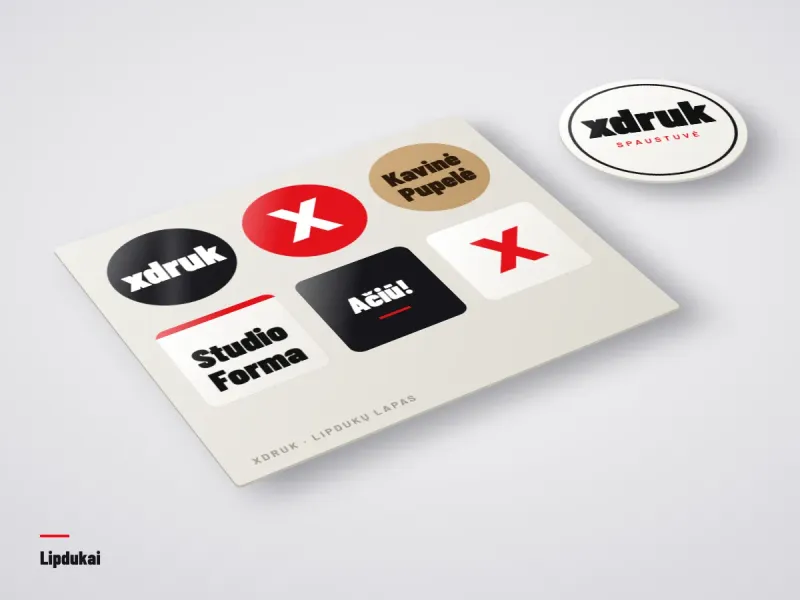 Apvalūs lipdukai su logotipu ant popierinių maišelių ir stiklainių