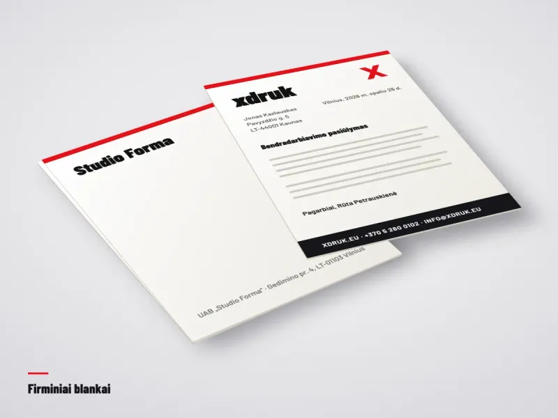 A4 firminis blankas su įmonės logotipu ir adresu šalia plunksnakočio
