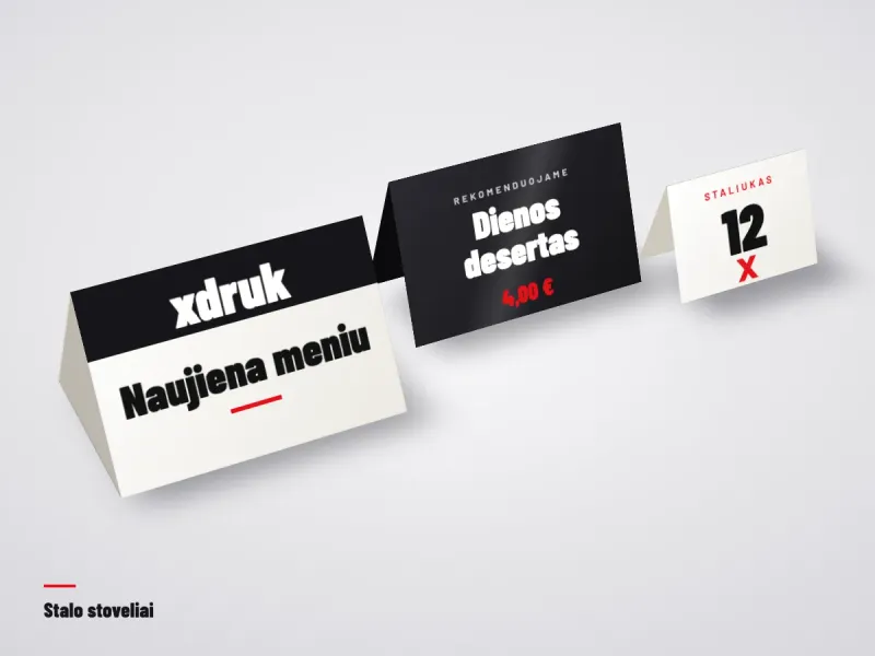 Trikampis stalo stovelis su desertų meniu ant kavinės staliuko