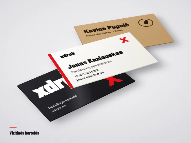 Firminių vizitinių kortelių 90×50 mm krūvelė šviesiame fone