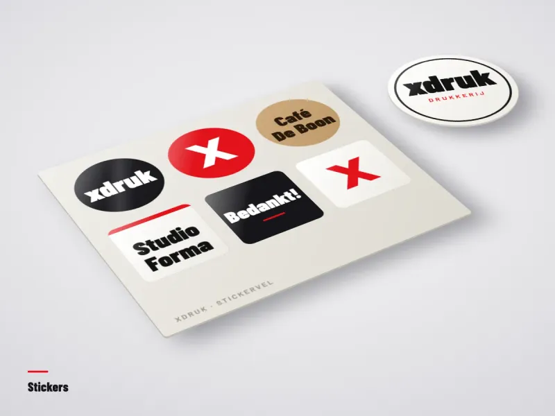 Ronde stickers met logo op papieren zakjes en potjes