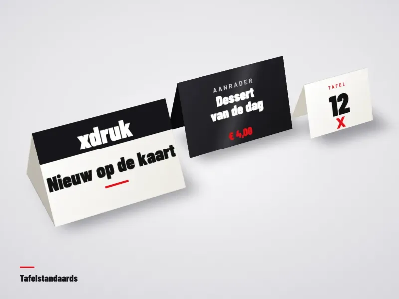 Driehoekige tentkaart met dessertmenu op een tafeltje in een café