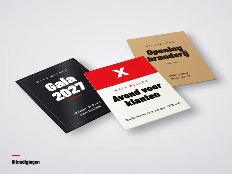 Uitnodigingen op één kaart in meerdere formaten op tafel naast een envelop