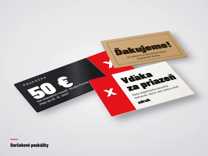 Darčeková poukážka 150×150 mm vedľa balíčka s mašľou