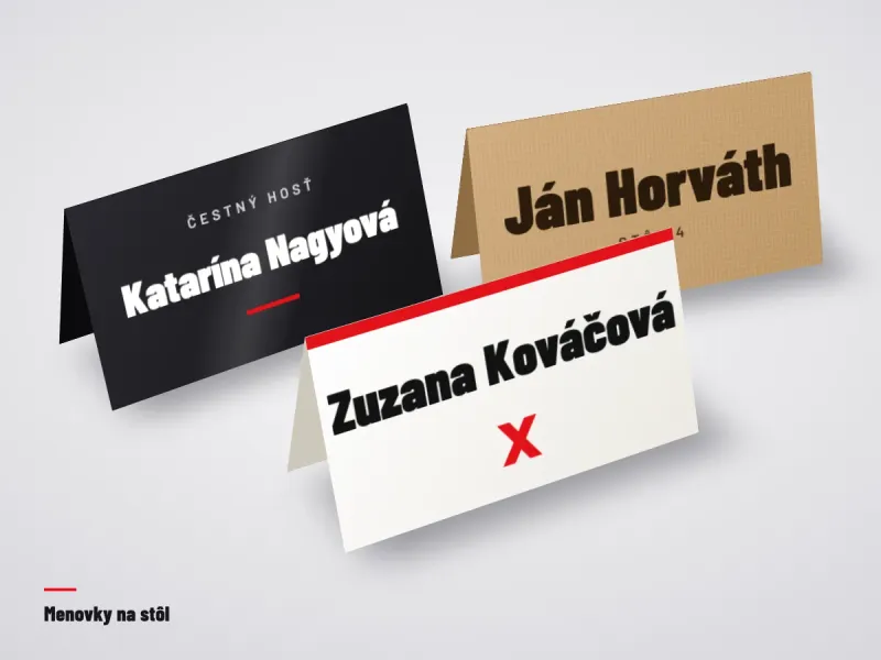 Skladaná menovka s menom hosťa pri prestretom mieste na svadobnom stole